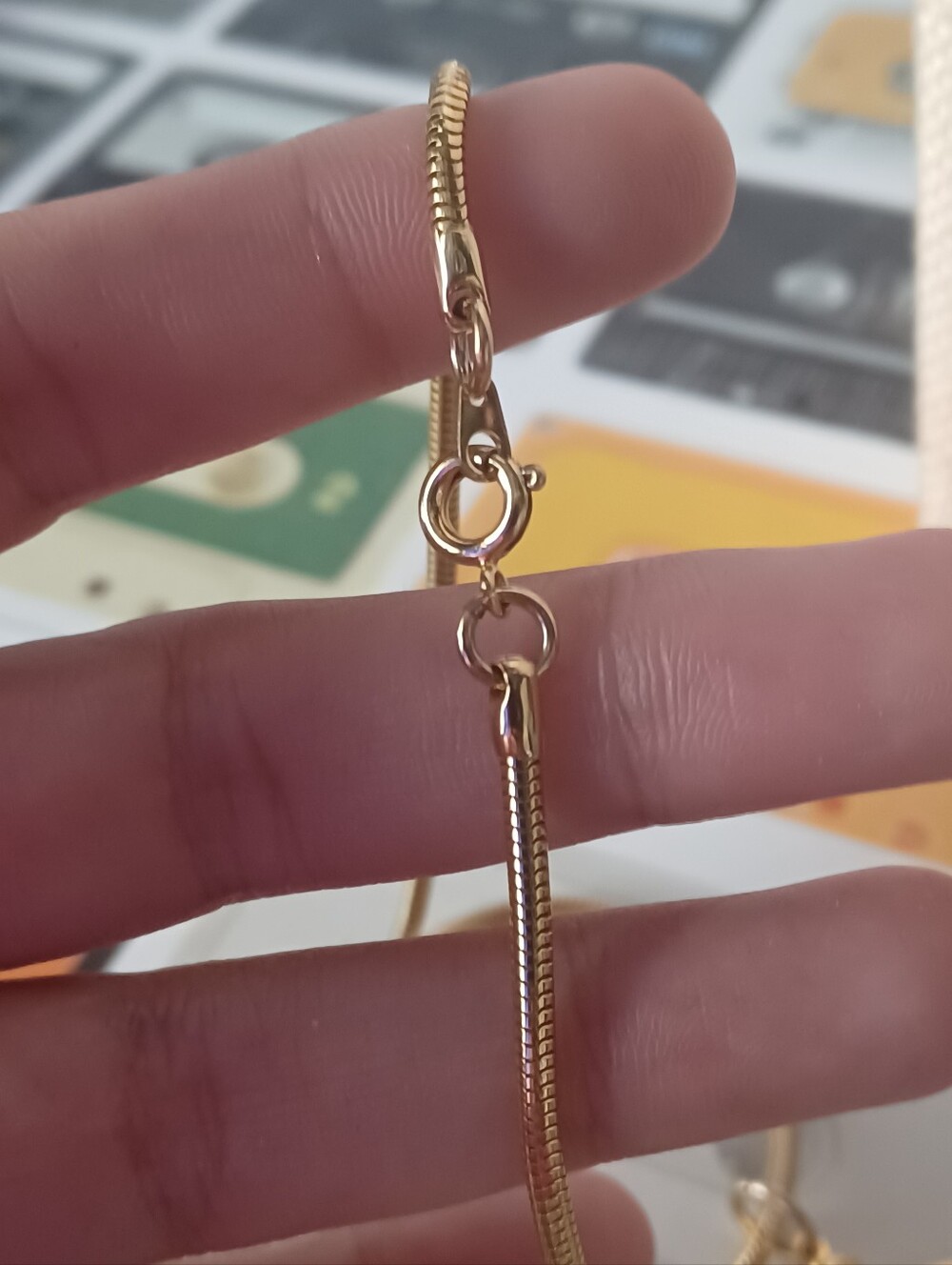 Vintage 80s 3D Hologram Rose Pendant Necklace Gold Tone Snake Chain ✨️ - Picture 5 of 5